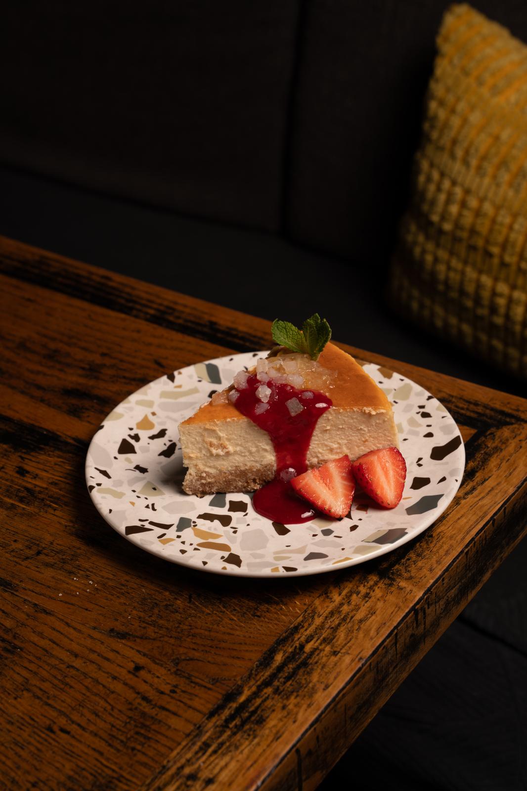 Cheesecake, coulis de fruits rouges et fraises