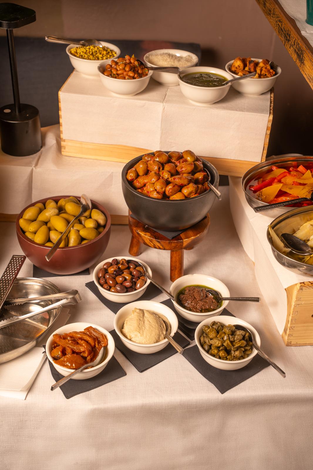 Antipasti et olives du buffet italien
