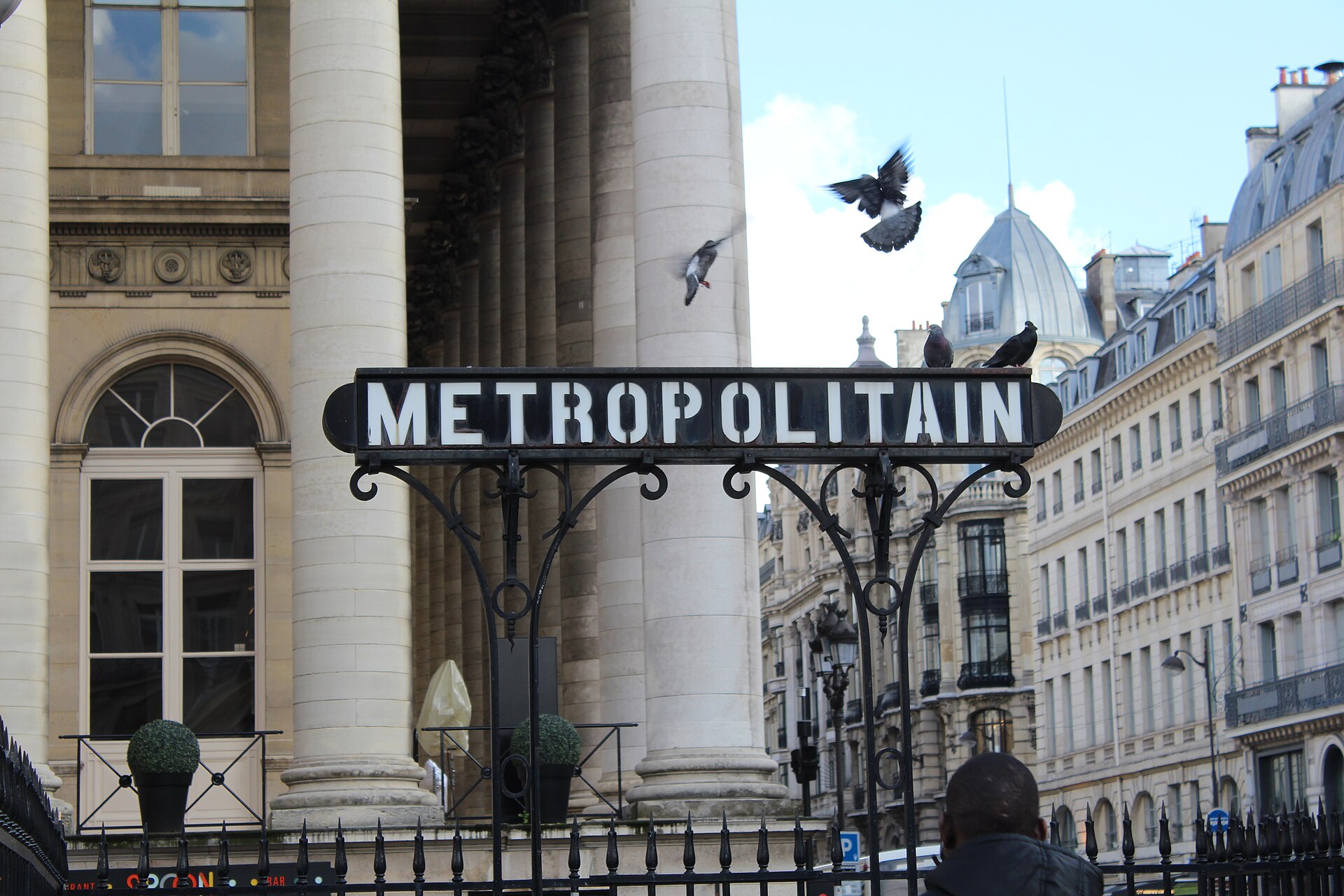 Entrée du métro Bourse à proximité immédiate du Bianca Trattoria